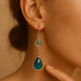Zili dārgakmeņi ausīs